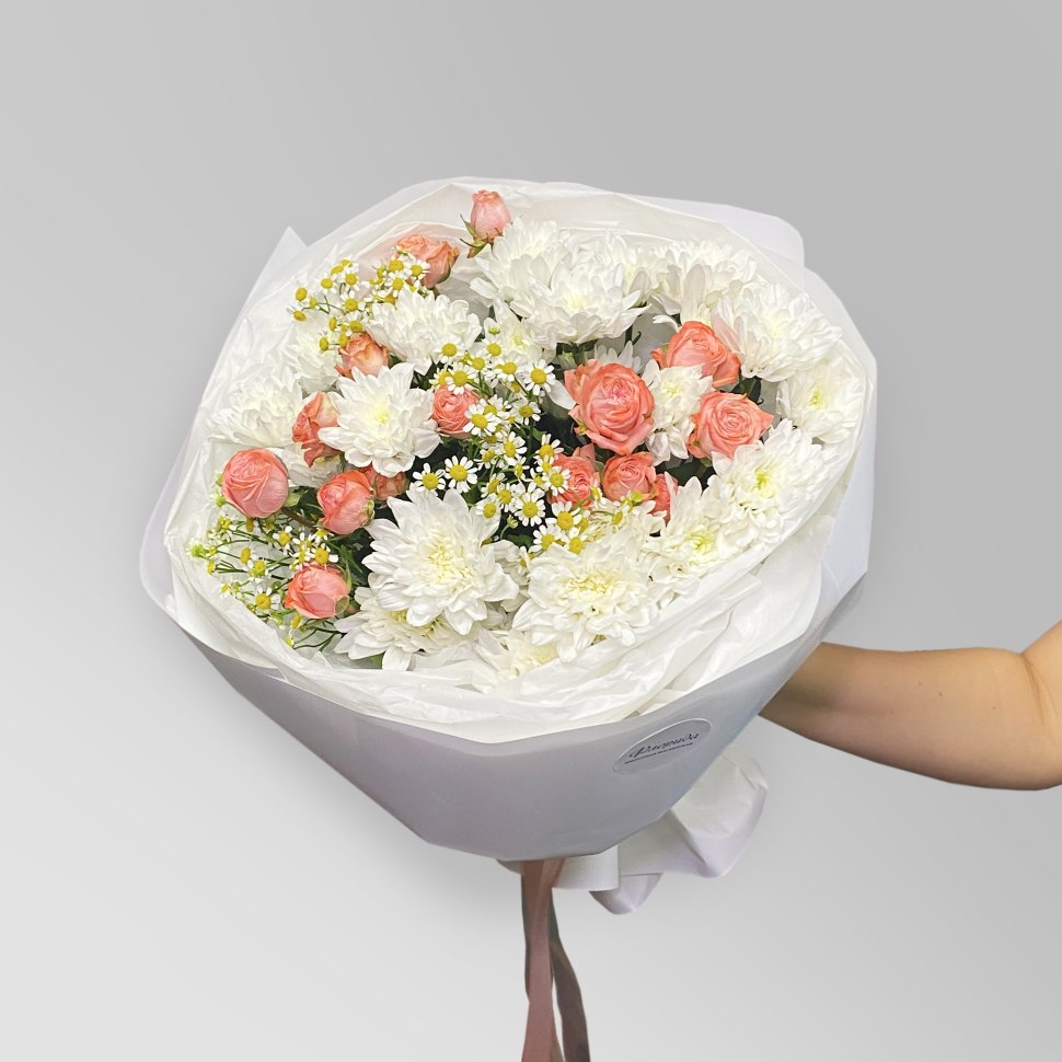 Букет из хризантем кустовых, роз кустовых и танацетума