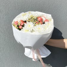 Букет из хризантем кустовых, роз кустовых и танацетума