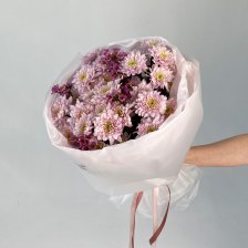 Букет из 5 хризантем и хамелациума