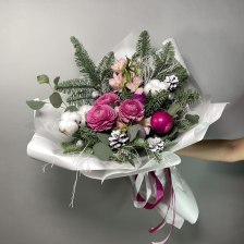 Новогодний букет с нобилисом, шарами и шишками