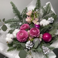 Новогодний букет с нобилисом, шарами и шишками