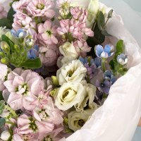 Сборный букет из маттиолы и эустомы