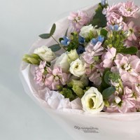 Сборный букет из маттиолы и эустомы