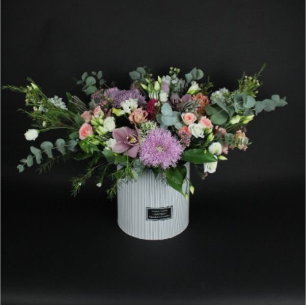 Коробочка с цветами №10 с эустомой и орхидеей