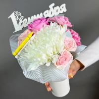 Композиция цветов с хризантемами, гвоздиками и розами