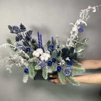 Новогодняя композиция с нобилисом, свечами и хлопком