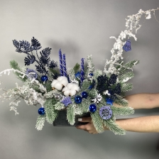 Новогодняя композиция с нобилисом, свечами и хлопком