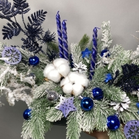 Новогодняя композиция с нобилисом, свечами и хлопком