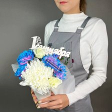 Композиция цветов с хризантемами, гвоздиками и эустомой