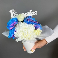 Композиция цветов с хризантемами, гвоздиками и эустомой