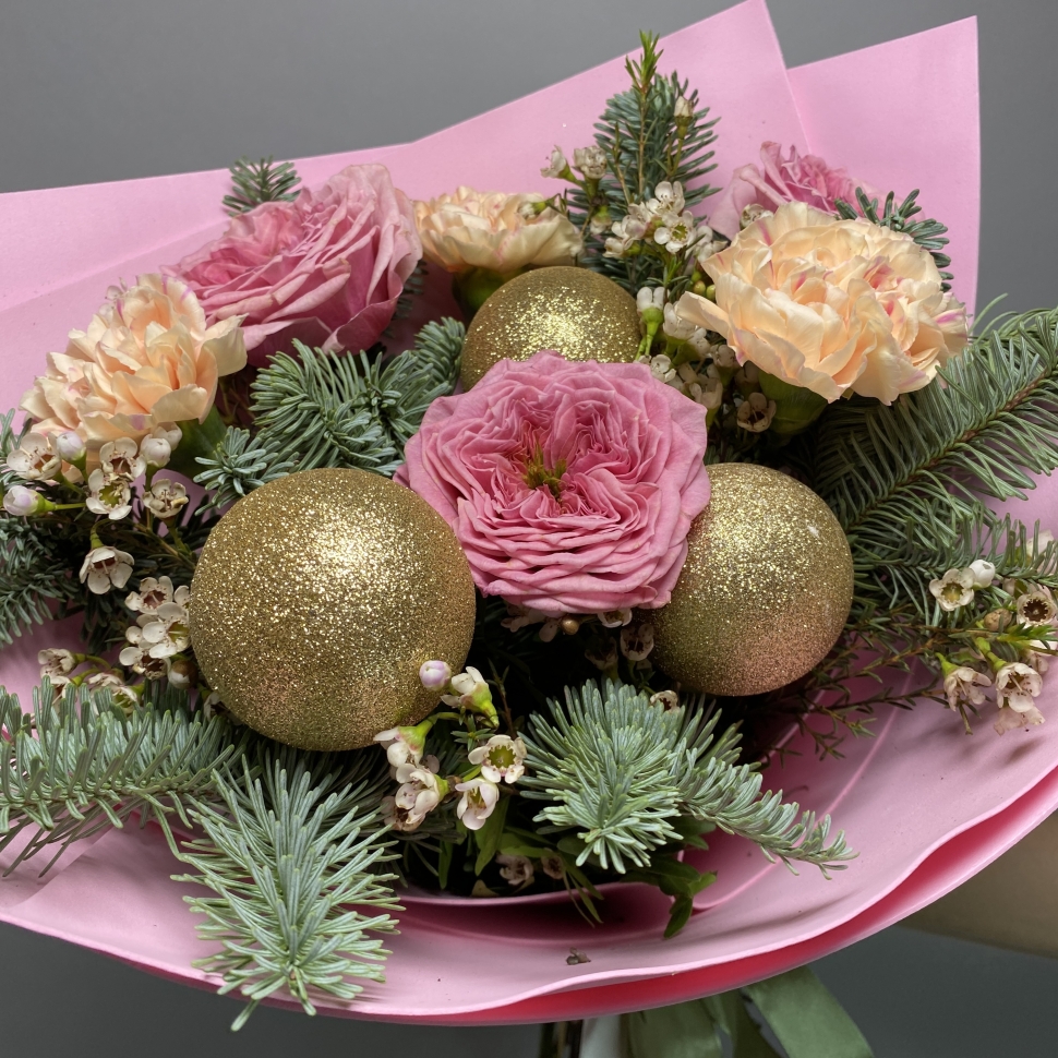 Новогодний букет с нобилисом, гвоздикой и розой