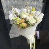 Букет с ранункулюсом и вербой