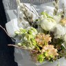 Букет с ранункулюсом и вербой