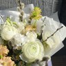 Букет с ранункулюсом и вербой