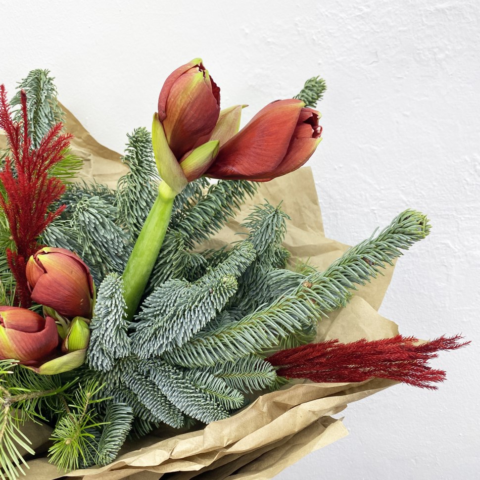 Букет из нобилиса, пихты и амарилисов