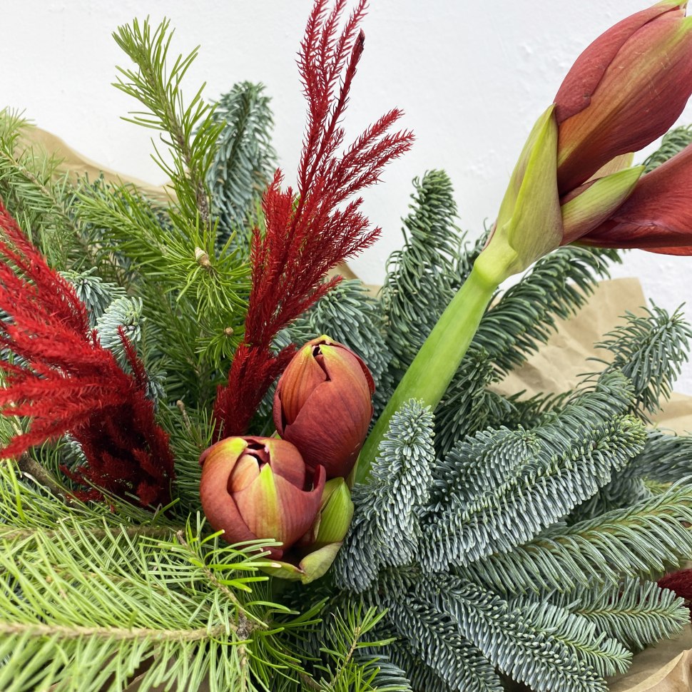 Букет из нобилиса, пихты и амарилисов