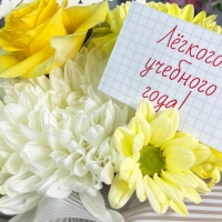 Композиция цветов с розами, гвоздиками и хризантемами