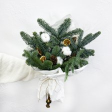 Букет из нобилиса и тематического декора