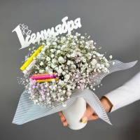 Композиция цветов с гипсофилой