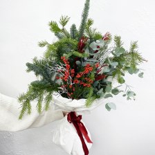 Букет с нобилисом, пихтой, илексом и декором