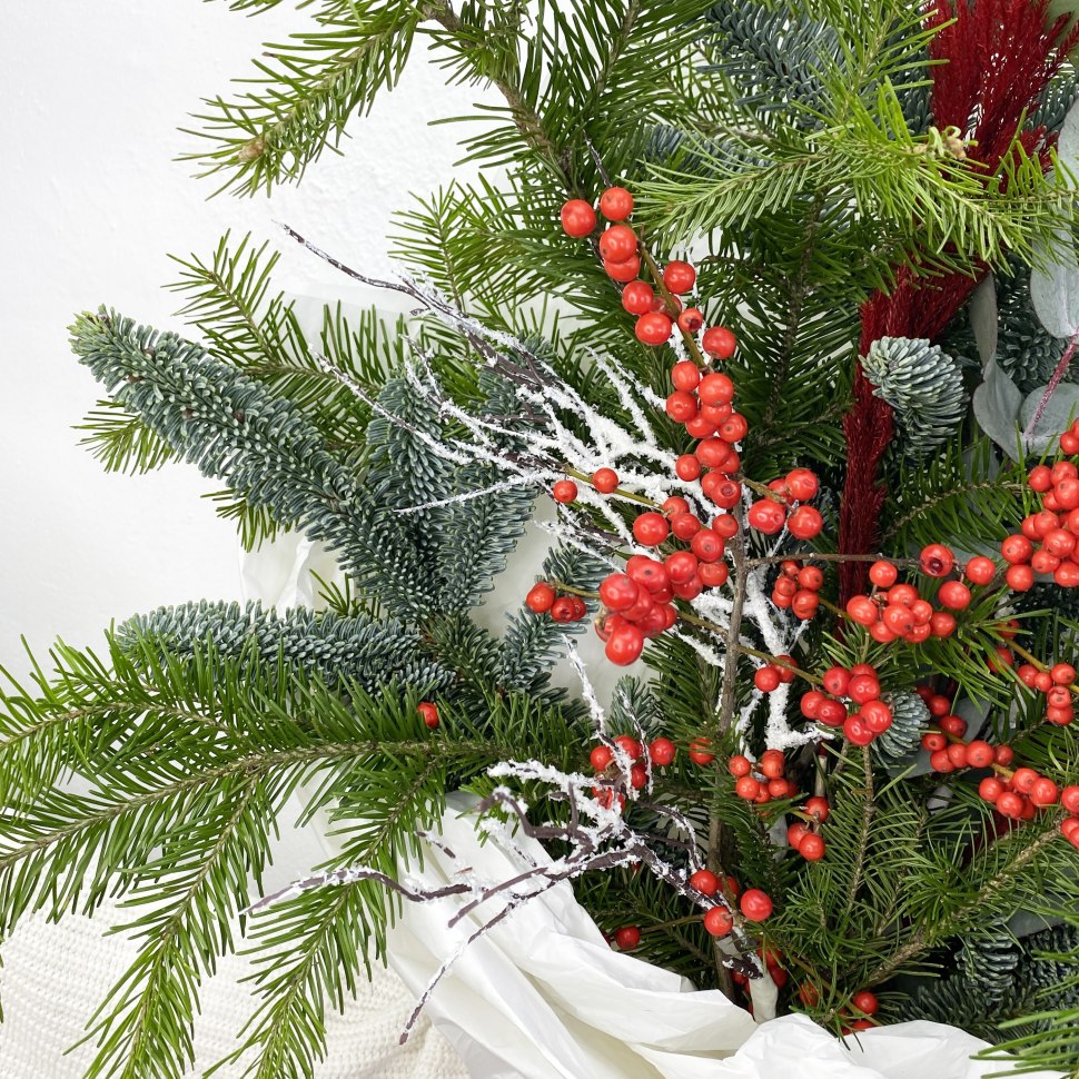 Букет с нобилисом, пихтой, илексом и декором