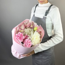 Букет с гвоздиками, хризантемами и орхидеями