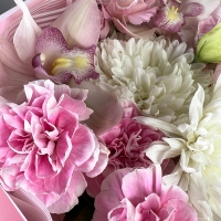 Букет с гвоздиками, хризантемами и орхидеями