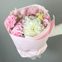 Букет с гвоздиками, хризантемами и орхидеями