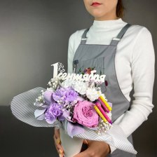 Композиция цветов с гипсофилой, розой и хризантемами