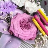 Композиция цветов с гипсофилой, розой и хризантемами