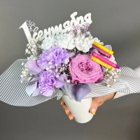 Композиция цветов с гипсофилой, розой и хризантемами