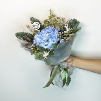 Новогодний букет из нобилиса, гортензии и хамелациума