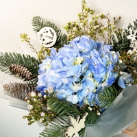 Новогодний букет из нобилиса, гортензии и хамелациума