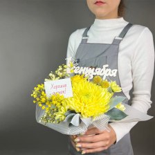 Композиция цветов с хризантемами, гипсофилой и розой