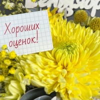 Композиция цветов с хризантемами, гипсофилой и розой