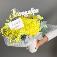 Композиция цветов с хризантемами, гипсофилой и розой