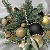 Новогодняя композиция с нобилисом и шарами