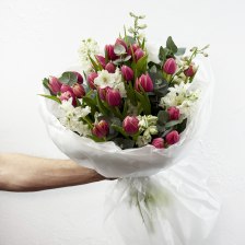 Букет из тюльпанов и дельфиниума