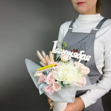 Композиция цветов с розами и хризантемами