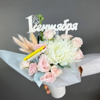 Композиция цветов с розами и хризантемами