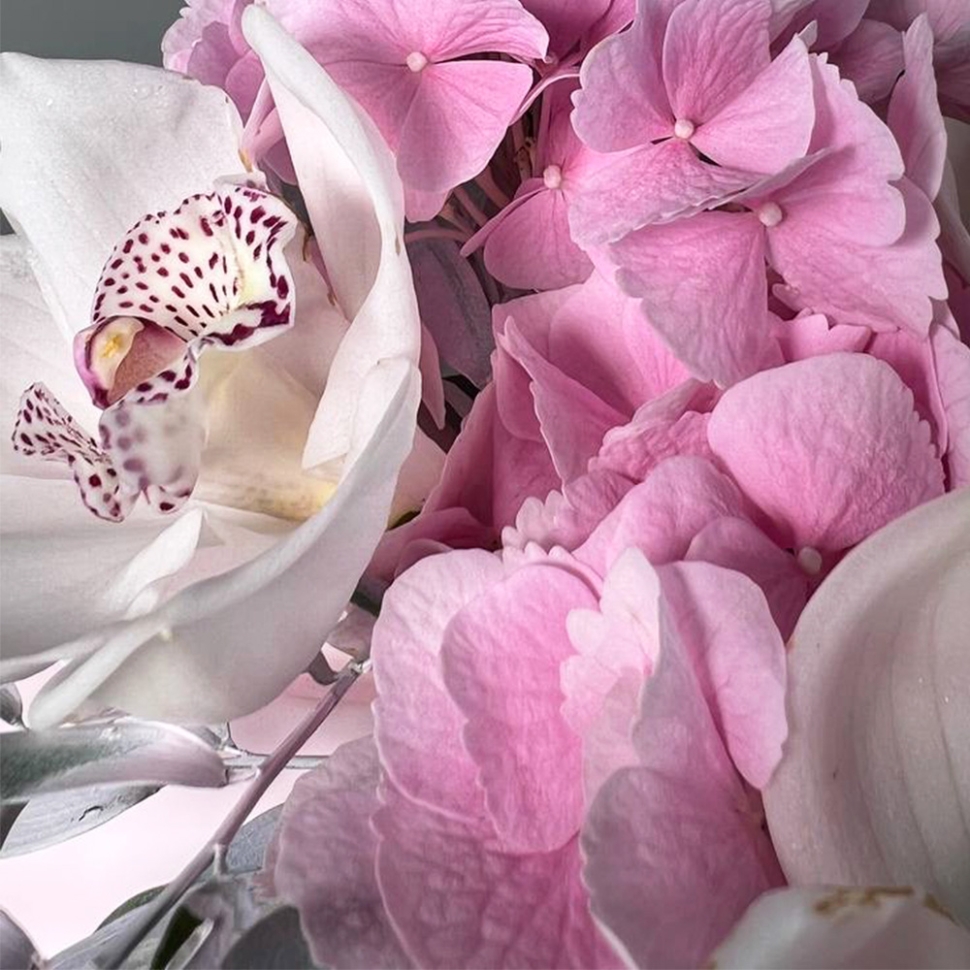 Композиция цветов гортензией и орхидеей