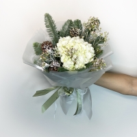 Новогодний букет из нобилиса, гортензии и хамелациума