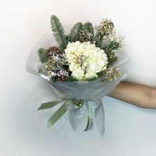 Новогодний букет из нобилиса, гортензии и хамелациума