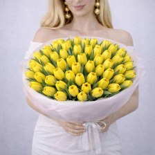 Букет из 51 желтого тюльпана в оформлении