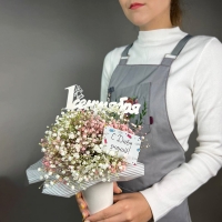 Композиция цветов с гипсофилой