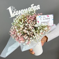 Композиция цветов с гипсофилой