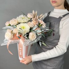 Композиция цветов с розами, хризантемами и гвоздиками