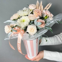 Композиция цветов с розами, хризантемами и гвоздиками