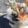 Композиция в вазе с гвоздикой и вербой