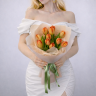 Букет из 11 оранжевых тюльпанов в оформлении
